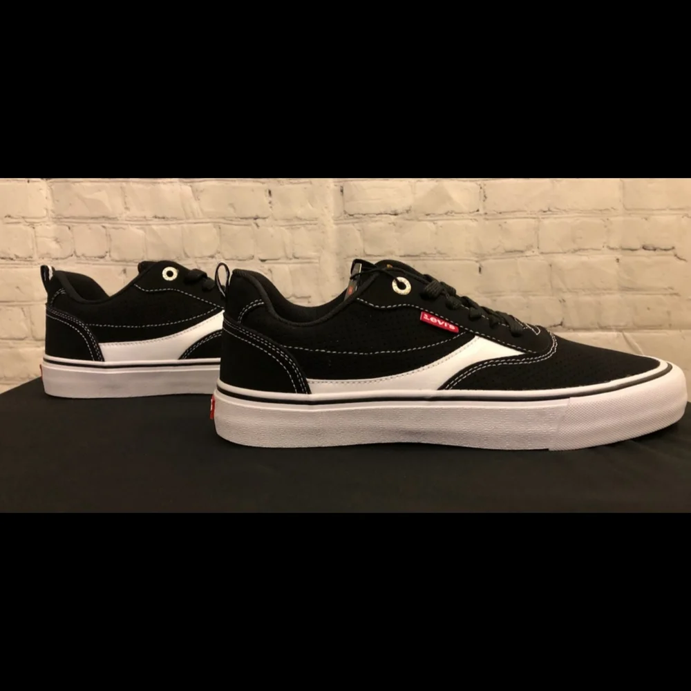 NIB Levi's Lance black & white canvas sneakers - Size 8 - Picture 3 of 10